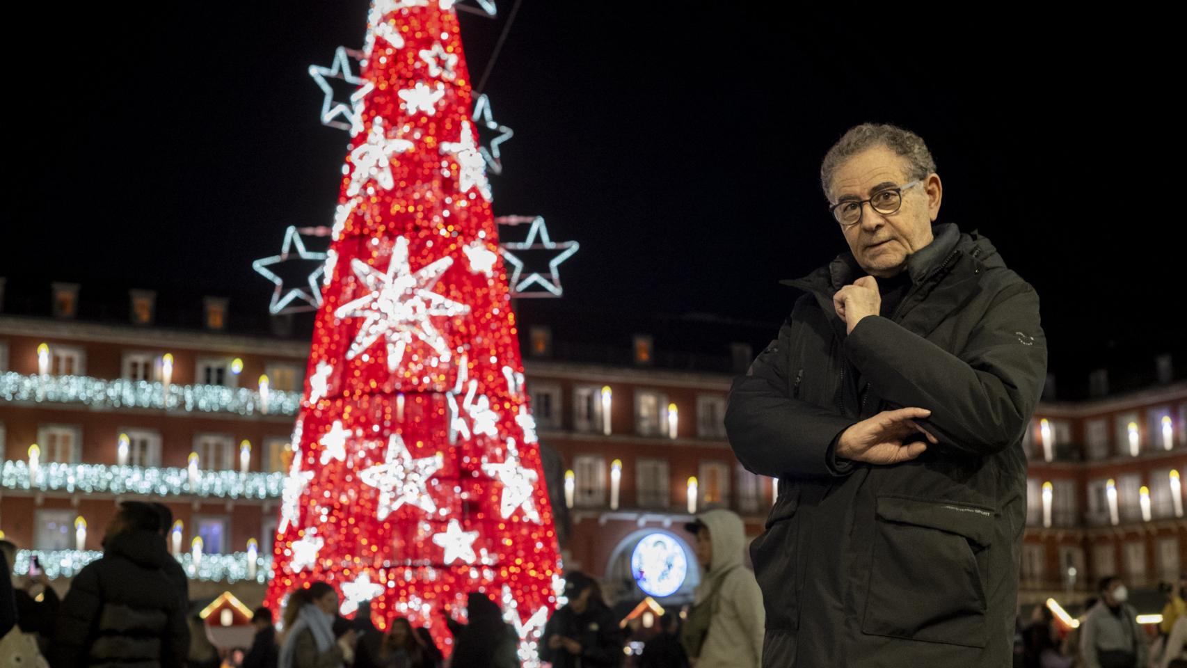 Roberto Verino y al fondo el árbol de Navidad que ha diseñado para la Plaza Mayor de Madrid.