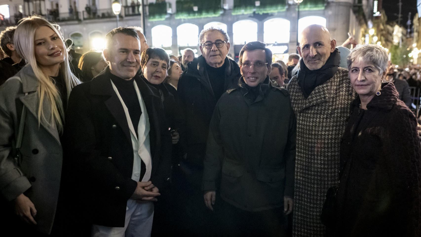 Roberto Verino junto al Alcalde de Madrid y diversas personalidades de la moda.