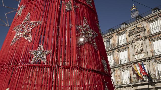 Detalle del árbol de Navidad durante el día.