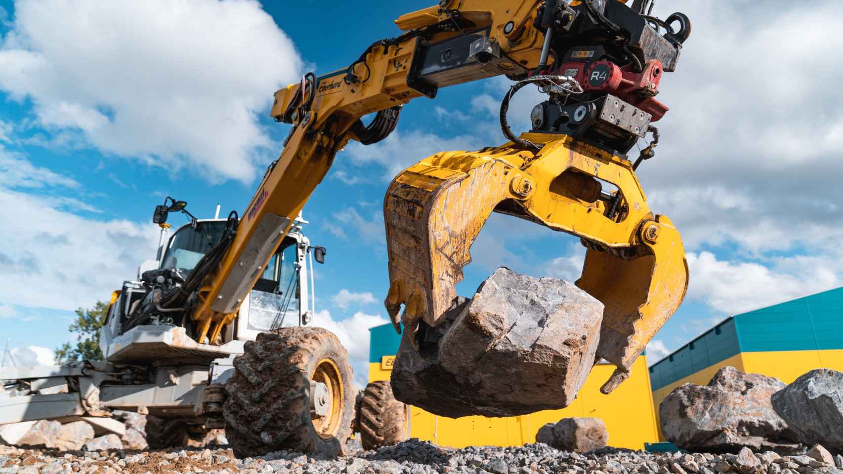 La excavadora HEAP es capaz de levantar de forma autónoma grandes piedras y escombros