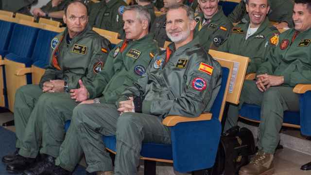 El rey visitó en la Base Aérea de Los Llanos las instalaciones del Programa de Liderazgo Táctico (Tactical Leadership Programme, TLP), programa internacional de entrenamiento táctico avanzado para tripulaciones aéreas, constituido por el acuerdo de diez países miembros de la OTAN.