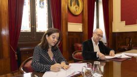 Imagen de archivo: Inés Rey y Francisco Jorquera firman un acuerdo político sobre los presupuestos municipales de 2024