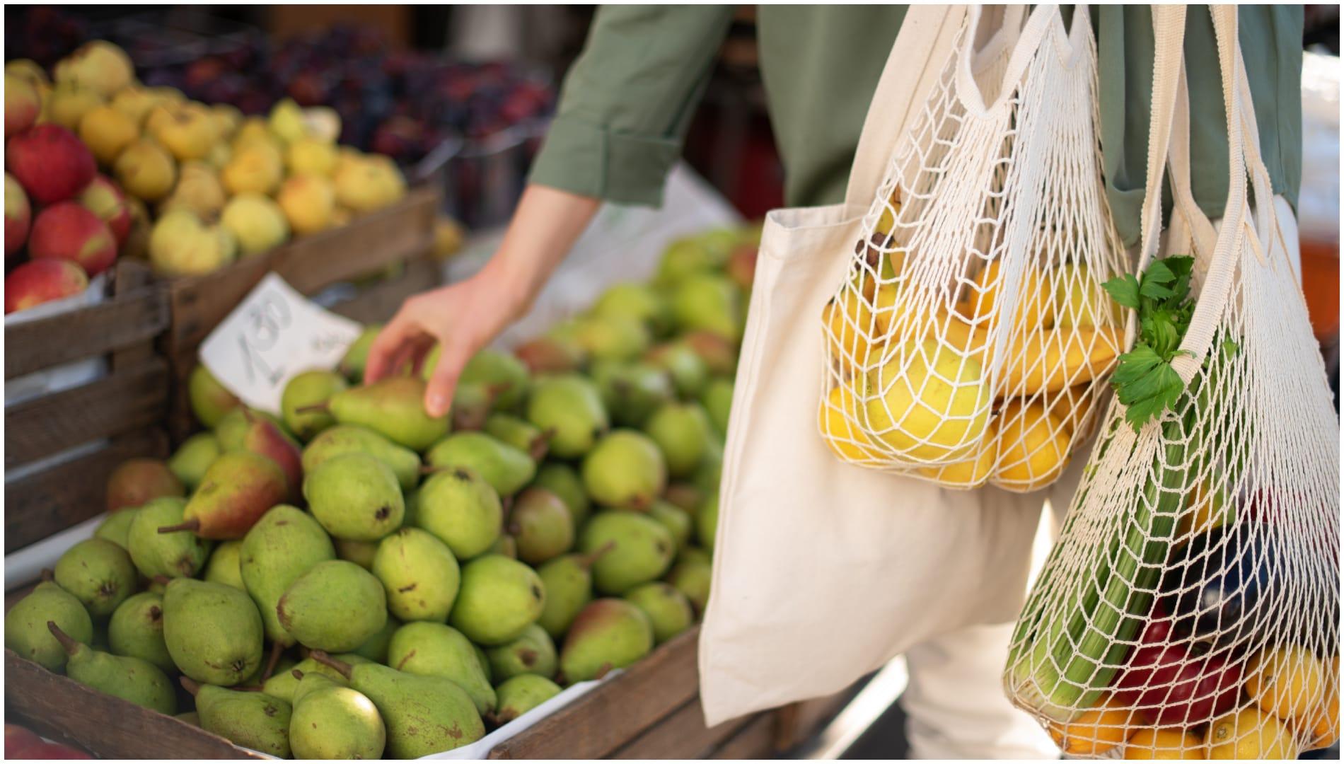 Una mujer realiza la compra en el mercado (Foto: Shutterstock)