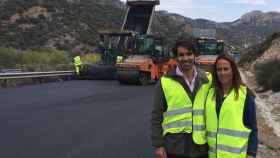 Mayca Rubio y Fernando Moreno, codirector del proyecto, durante el asfaltado del Puerto de la Mora en Granada.