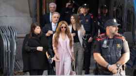 La cantante Shakira (c) junto a sus abogados, Pau Molins (i), Miriam Company (d), a su salida de la Audiencia Nacional el día que comienza su juicio, a 20 de noviembre de 2023, en Barcelona, Catalunya (España).