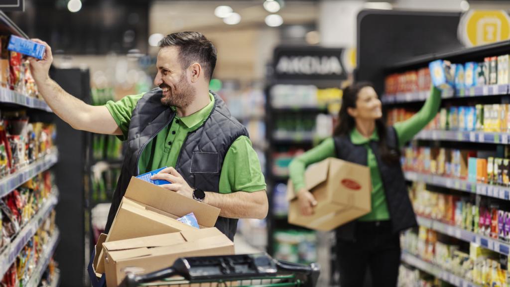 Dos trabajadores de un supermercado.