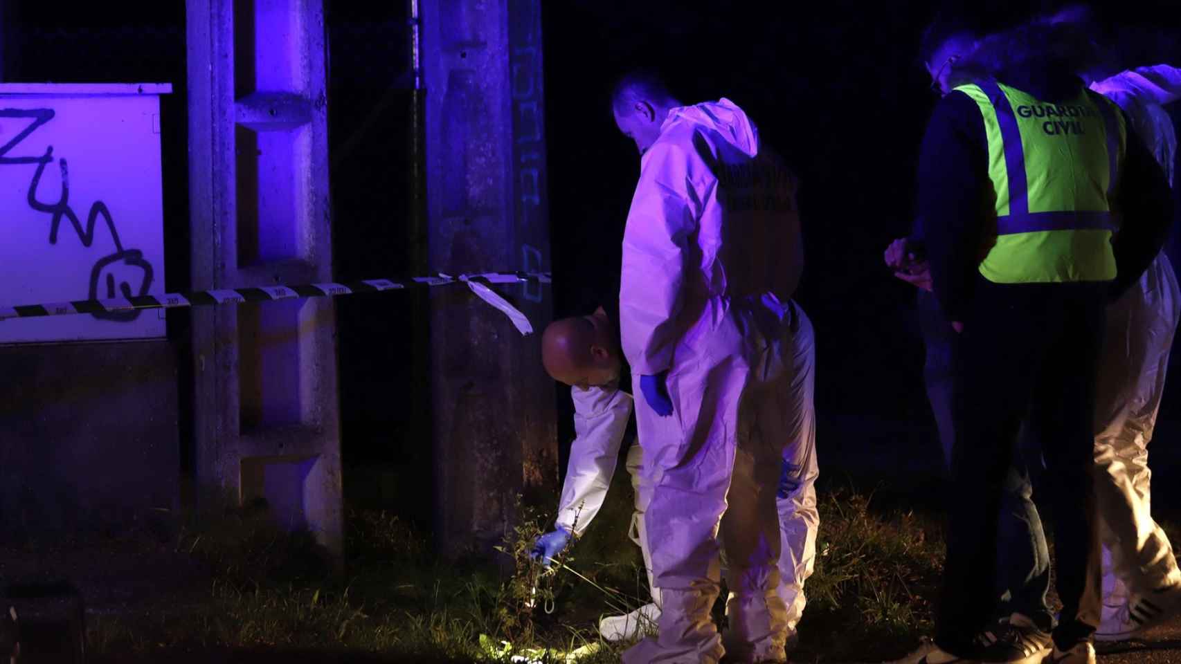 Agentes de la Guardia Civil trabajando en el polígono industrial de As Gándaras, donde apareció el cadáver.