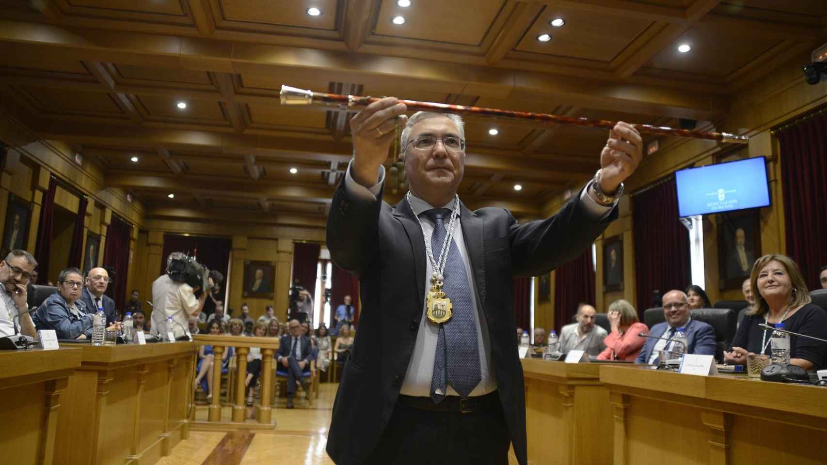 Imagen de archivo de el nuevo presidente de la Diputación de Ourense, Luis Menor, posa con la vara durante un pleno donde ha tomado posesión de su cargo, a 17 de julio de 2023, en Ourense.