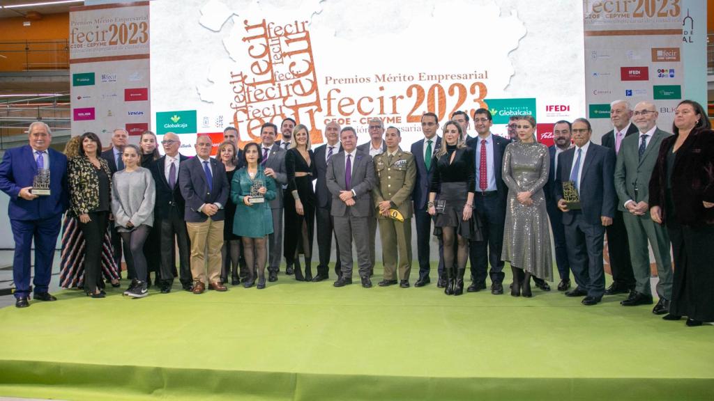 Foto de familia de los premiados.