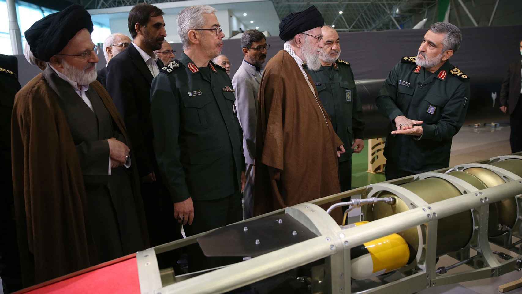 El ayatolá Alí Jamenei junto con la cúpula militar iraní durante la presentación del misil hipersónico Fattah 2