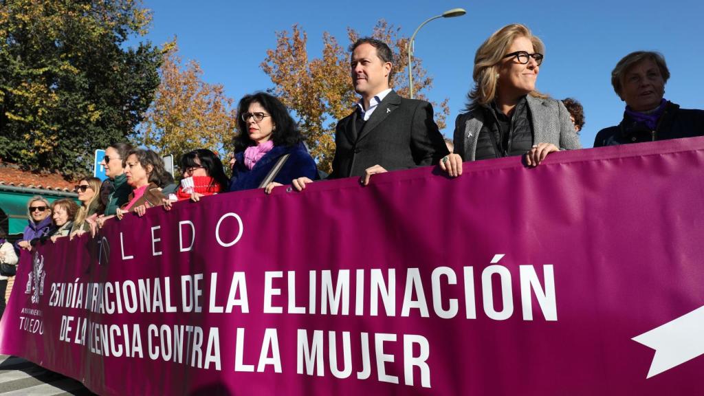 Cabecera de la manifestación institucional por el 25N en Toledo.