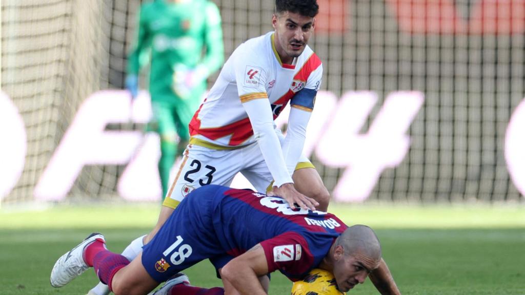 Oriol Romeu protege un balón