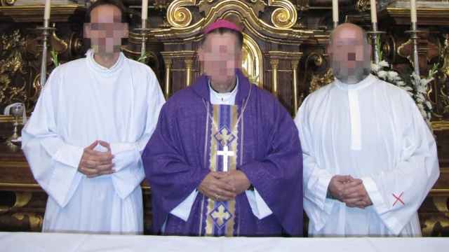 A la derecha, P., en 2010, cuando ya tenía la casa de la tía a su nombre, siendo ordenado como diácono por el obispo.