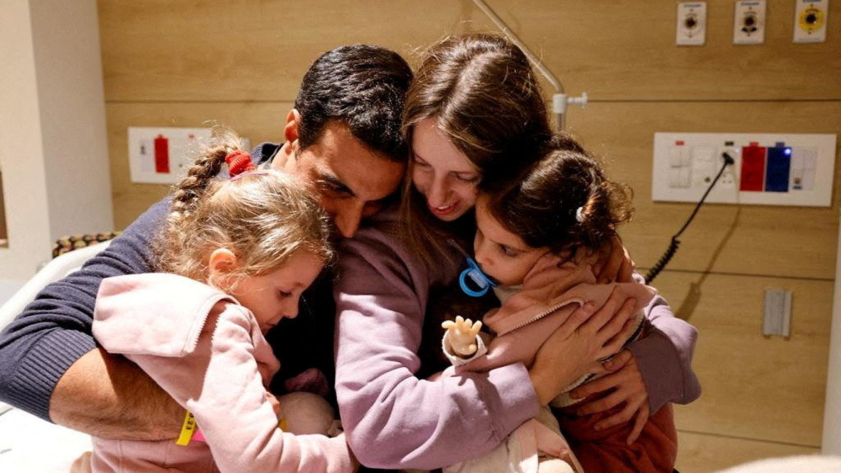 Doron Asher y sus dos hijas pequeñas, Raz, de 5 años, y Aviv, de 2, se reencuentran con su esposo y padre, Yoni, el 25 de noviembre de 2023.