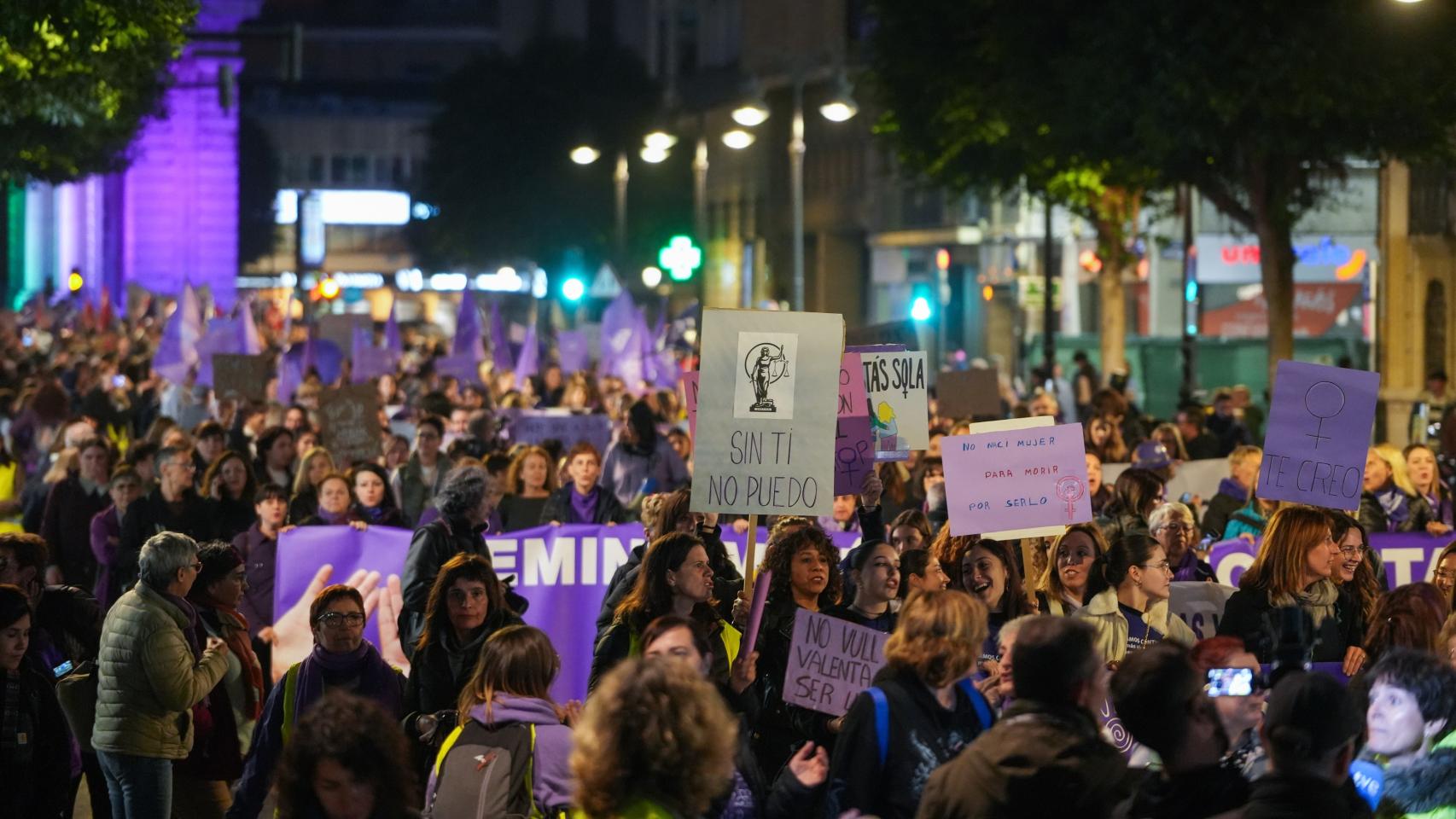 Manifestación con motivo del Día Internacional de la Eliminación de la Violencia contra la Mujer en València.