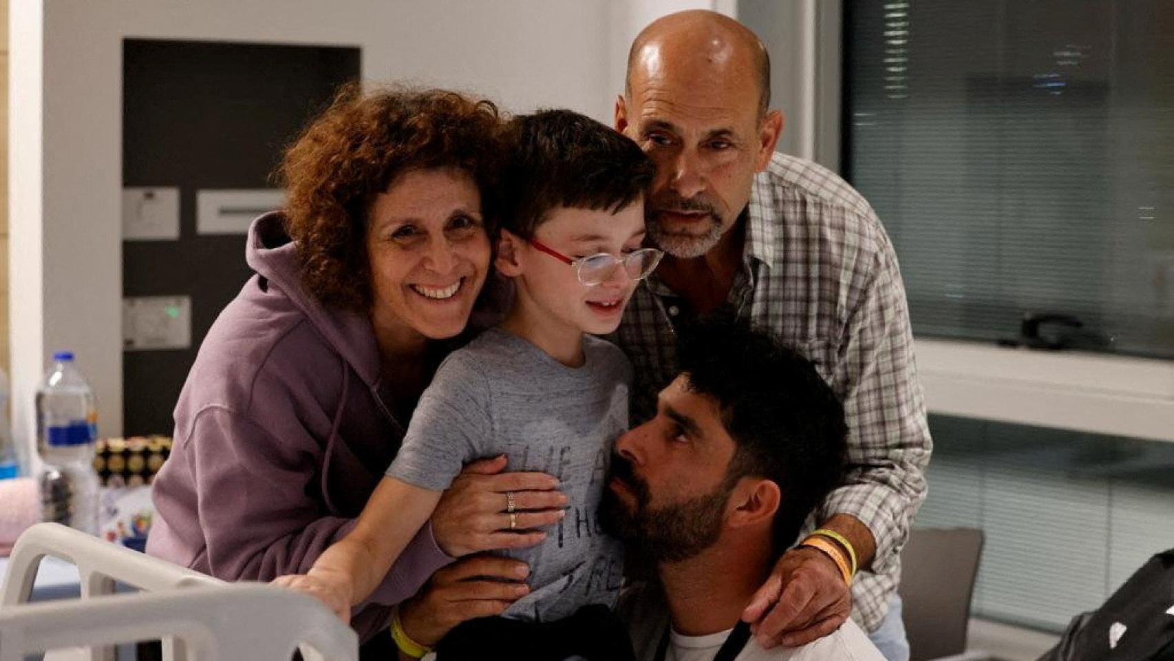 Ohad Munder, de 9 años, se reúne con sus familiares en el Centro Médico Infantil Schneider tras ser liberado.