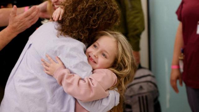 Emilia Aloni, de 5 años, se reencuentra con su abuela tras ser liberada.