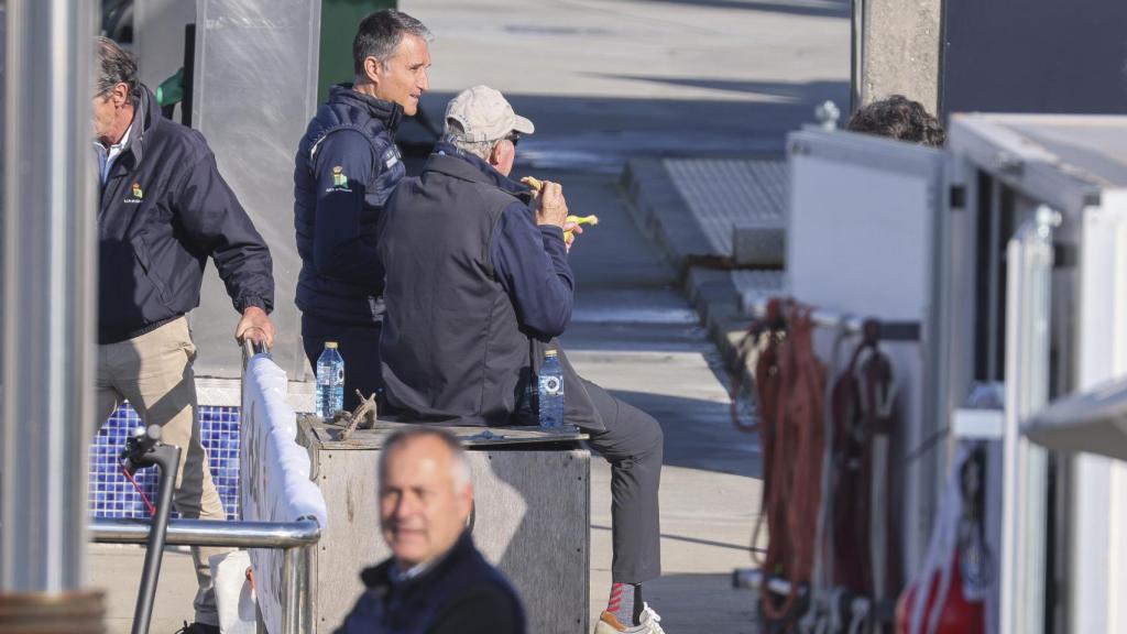 Juan Carlos I comiéndose un bocadillo este sábado, durante la espera para poder salir a navegar.