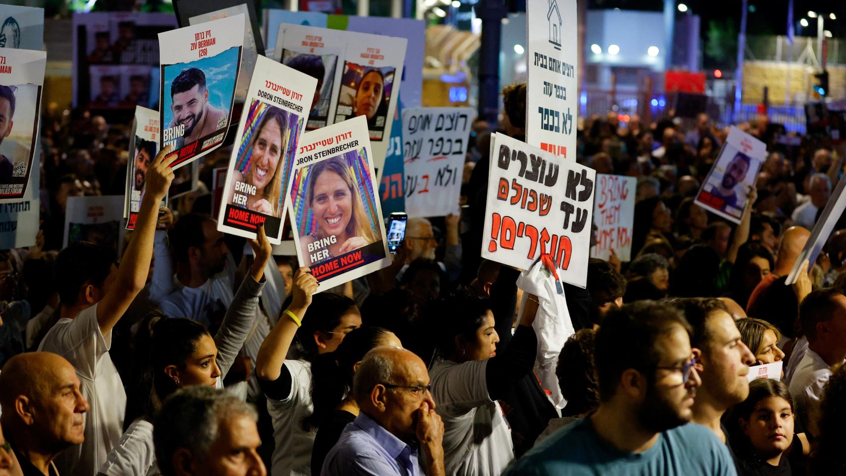 Manifestantes en Tel Aviv piden este sábado la liberación de todos los rehenes secuestrados por Hamás.