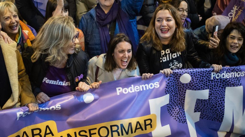 Irene Montero, con Victoria Rosell (i) Ángela Rodríguez 'Pam' e Isa Serra (d) en la manifestación del 25-N