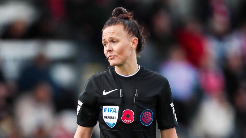 La árbitra Rebecca Welch, durante un partido de fútbol