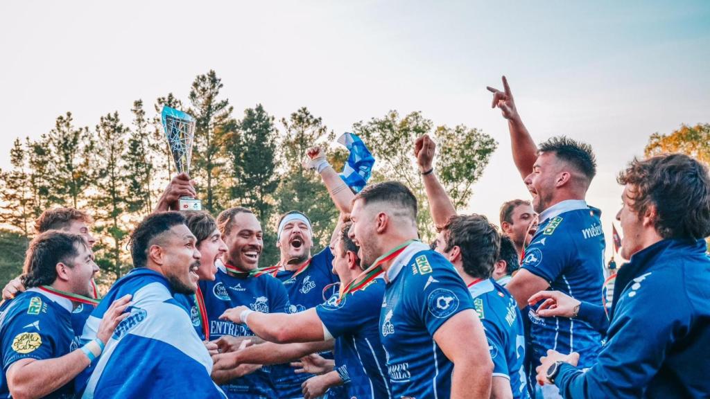 Los jugadores del VRAC celebran el título, este sábado en Lisboa.