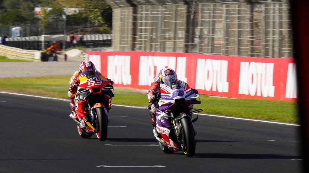 Jorge Martín, seguido de Marc Márquez, en la carrera al sprint en el circuito Ricardo Tormo de Cheste.