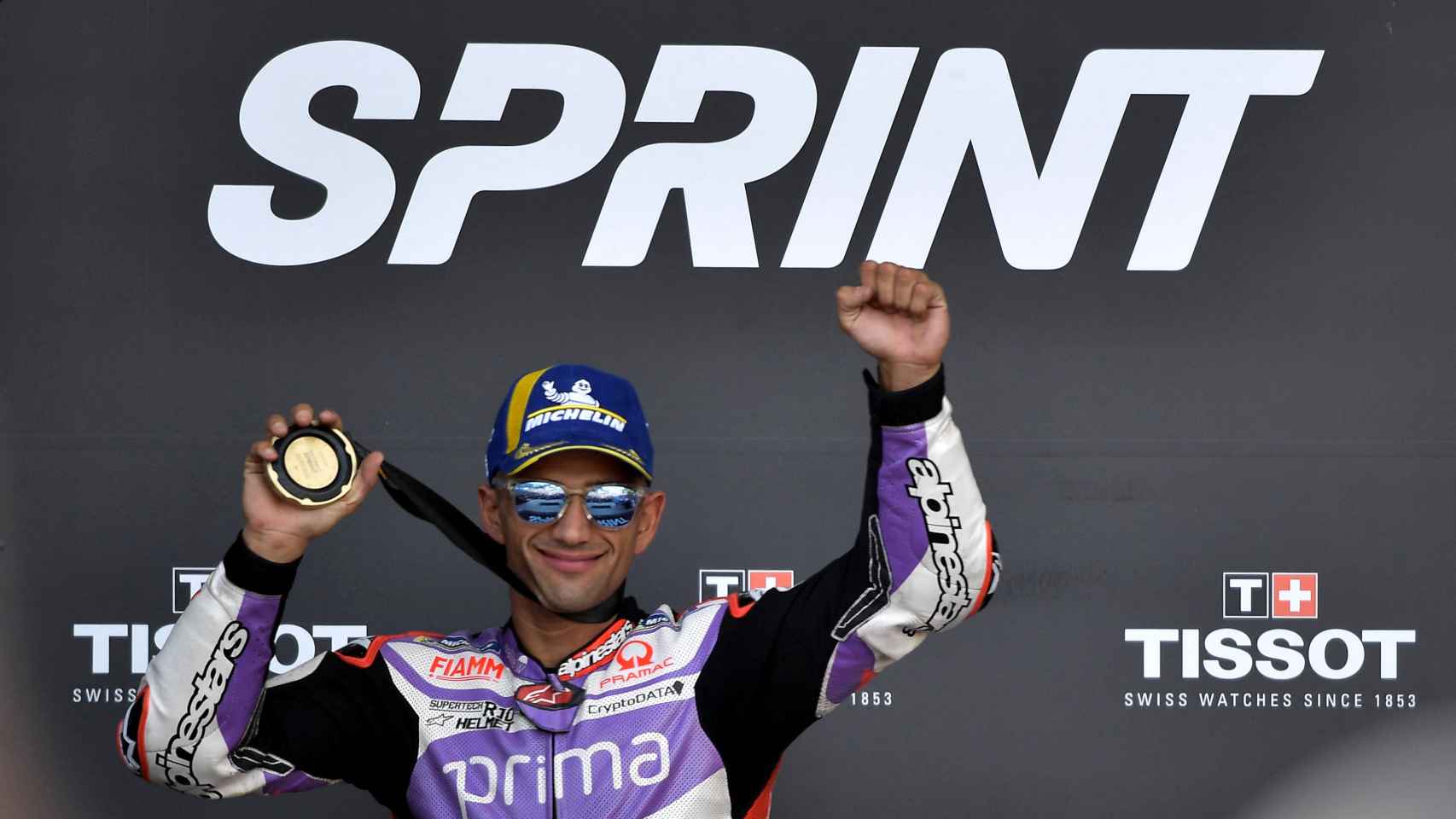 Jorge Martín celebra su victoria en la carrera al sprint, en el circuito Ricardo Tormo de Cheste.