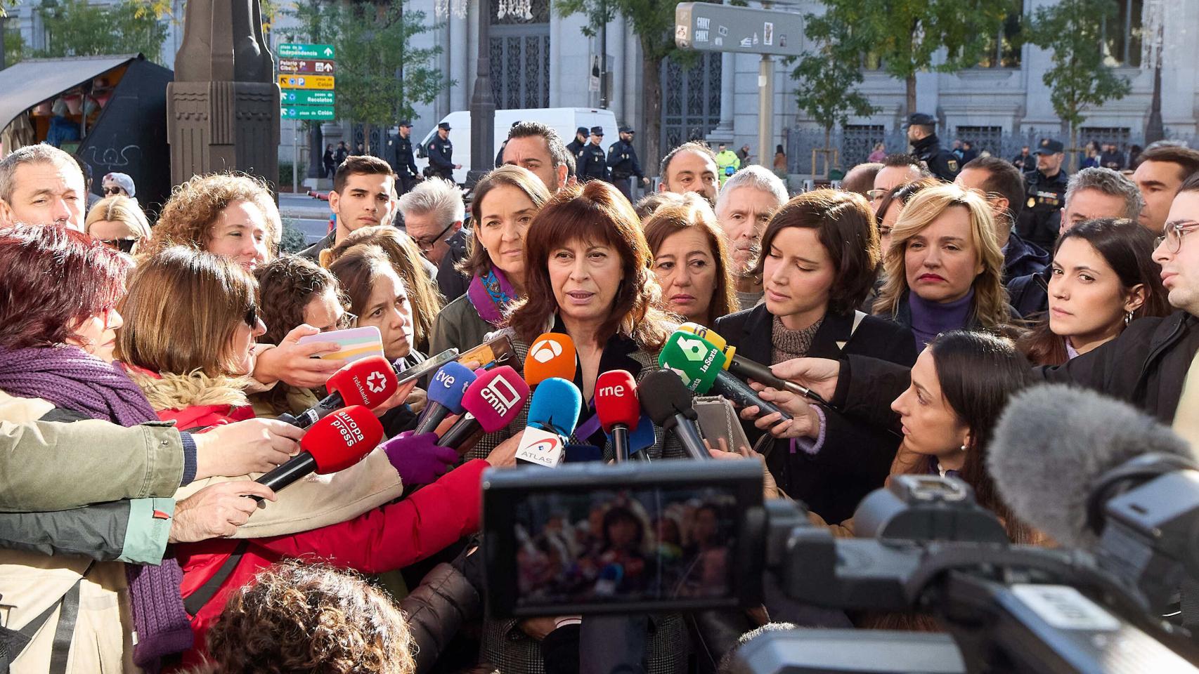 La ministra de Igualdad, Ana Redondo, atiende a los medios de comunicación durante la manifestación.
