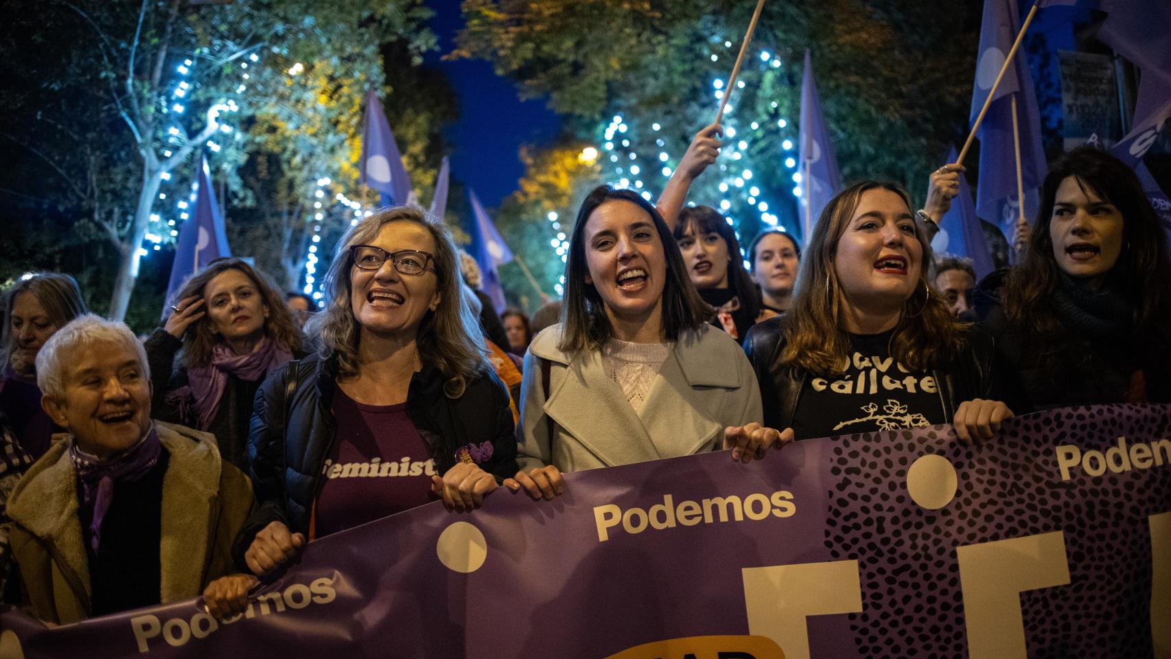 Irene Montero, con la pancarta de Podemos, durante una manifestación contra la violencia hacia las mujeres.