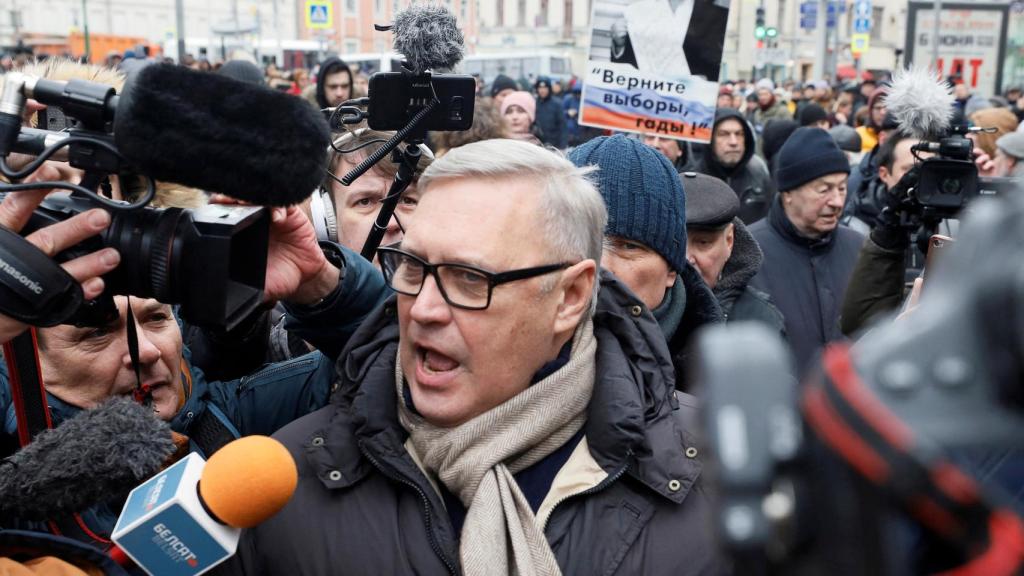 Mikhail Kasyanov participa en una manifestación para conmemorar el quinto aniversario del asesinato del político opositor Boris Nemtsov y para protestar contra las enmiendas propuestas a la constitución del país, en Moscú.