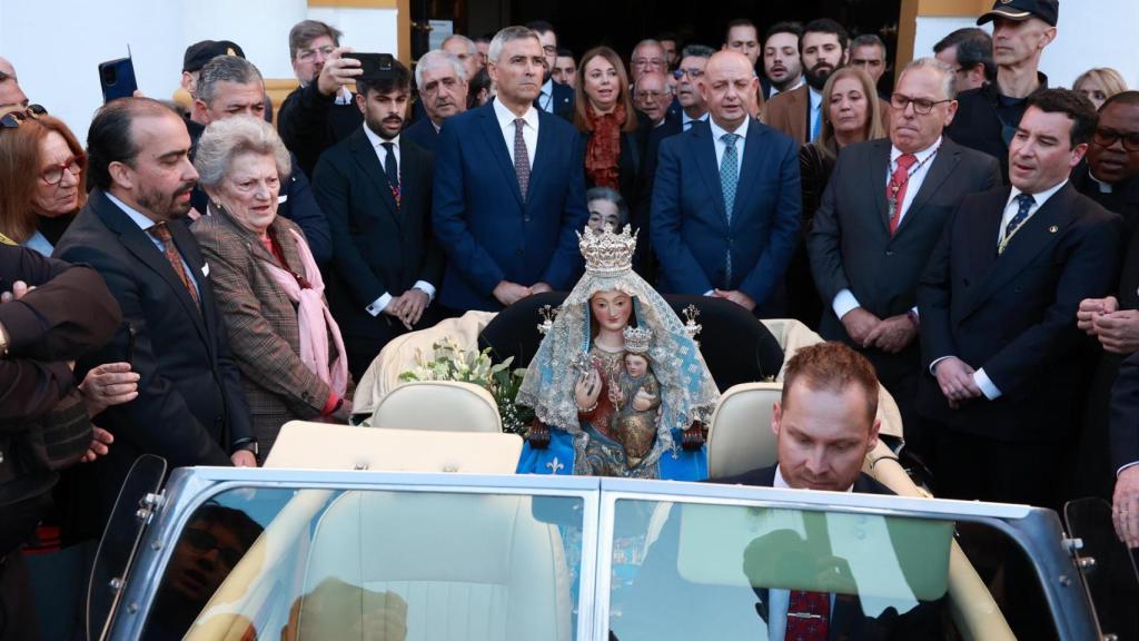 La Virgen de Valme montada en un descapotable en dirección a Sevilla.