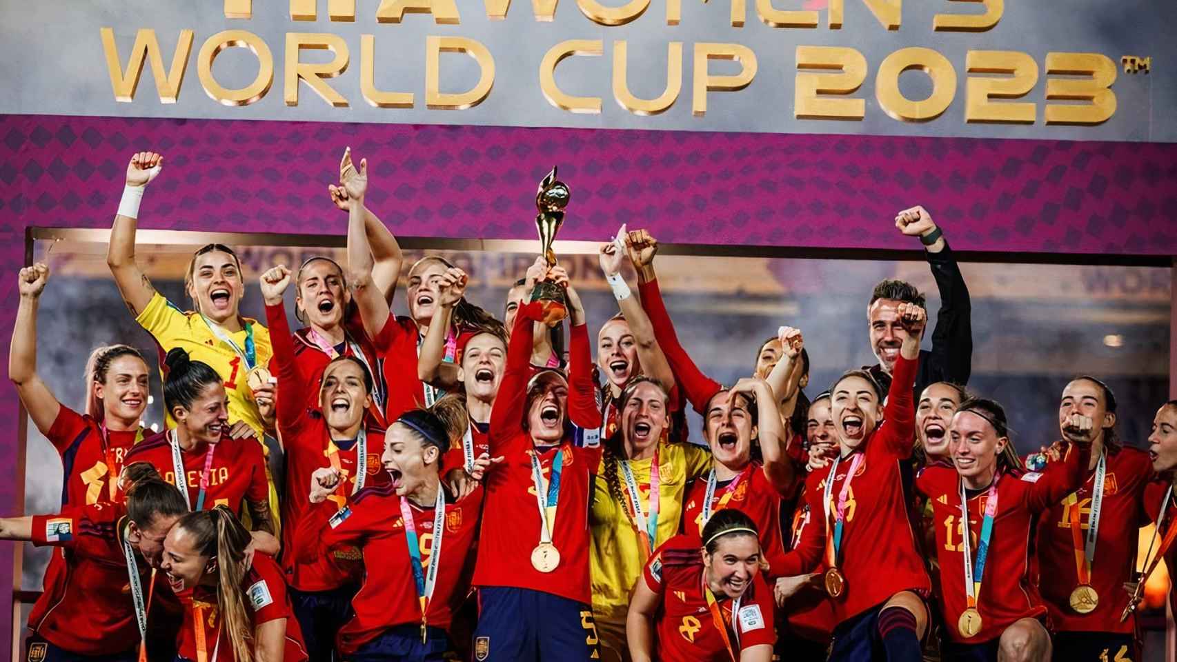 Las campeonas del mundo alzando la copa en agosto de 2023.