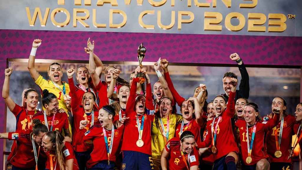 Las campeonas del mundo alzando la copa en agosto de 2023.