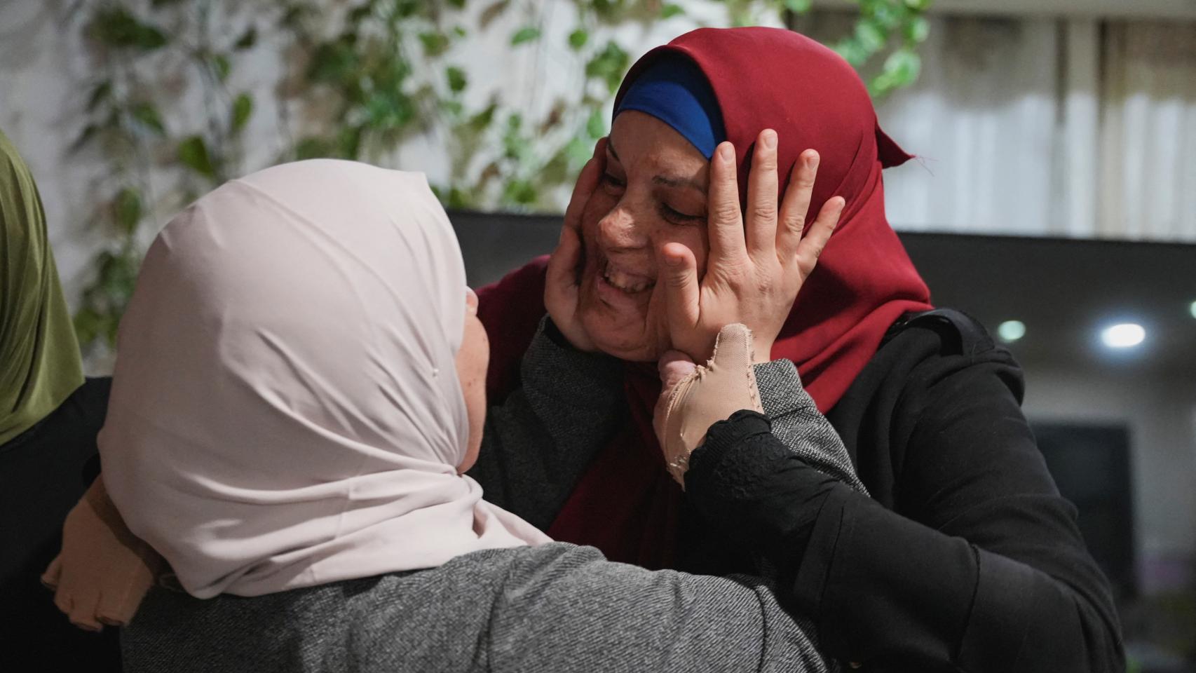 Israa Jaabis, una de las prisioneras palestinas liberadas, abraza a una familiar en Jerusalén.