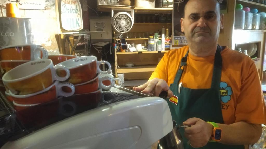 Carlos Campillo, este domingo, preparando cafés en el Bar Alexander de Ceutí con motivo de la repetición electoral.