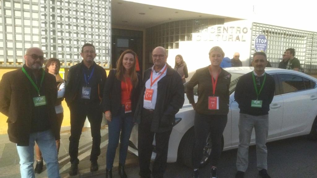 Los representantes de los cuatro partidos que se juegan algún concejal, este domingo, a las puertas del Centro Cultural de Ceutí.