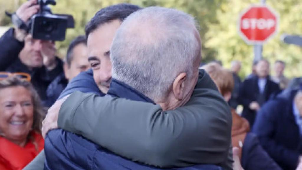 El lehendakari Urkullu se abraza con el próximo candidato del PNV, este domingo en Sukarrieta.