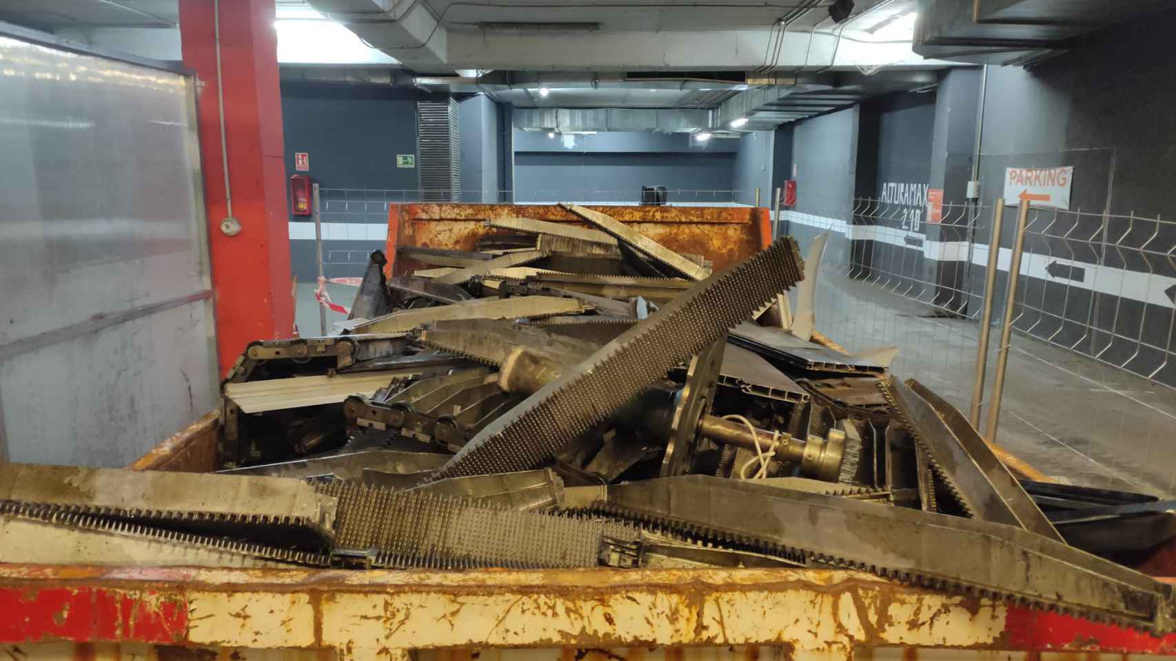 Los restos de la escalera mecánica que unía la planta baja con el sótano.