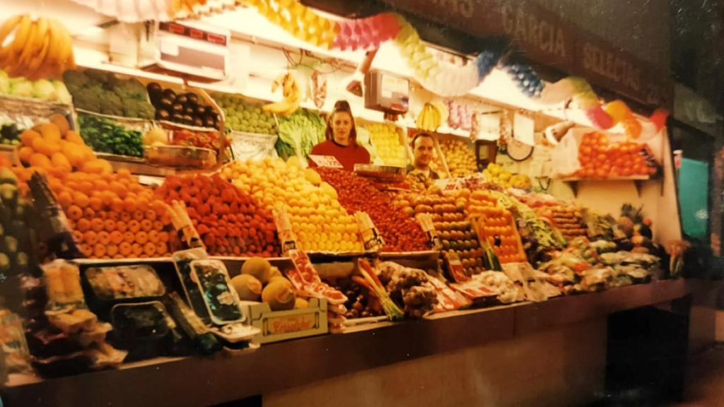 Estrella y su marido en su frutería, cuando Torrijos todavía era un mercado municipal.