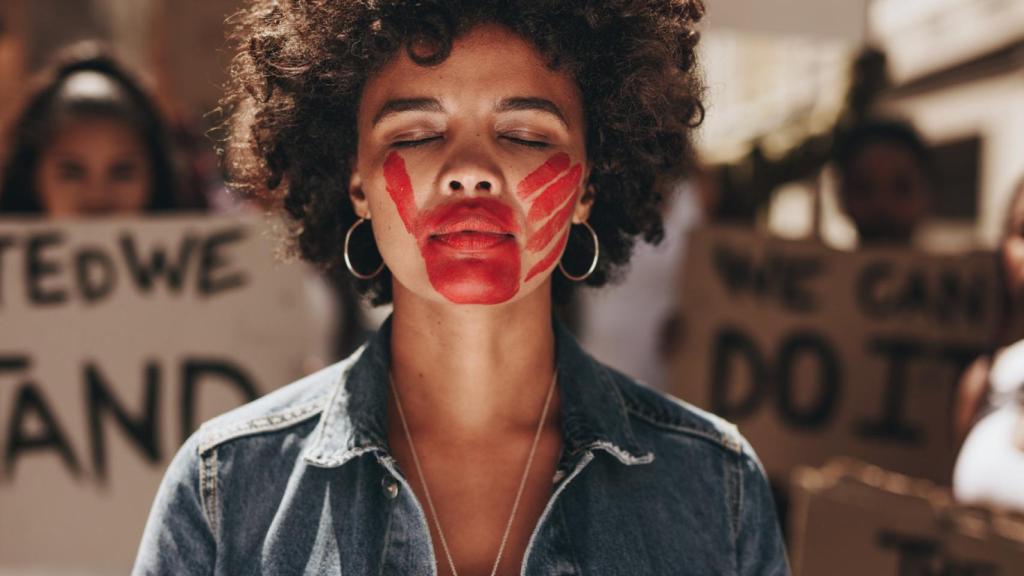 Mujer protestando contra la violencia de género.