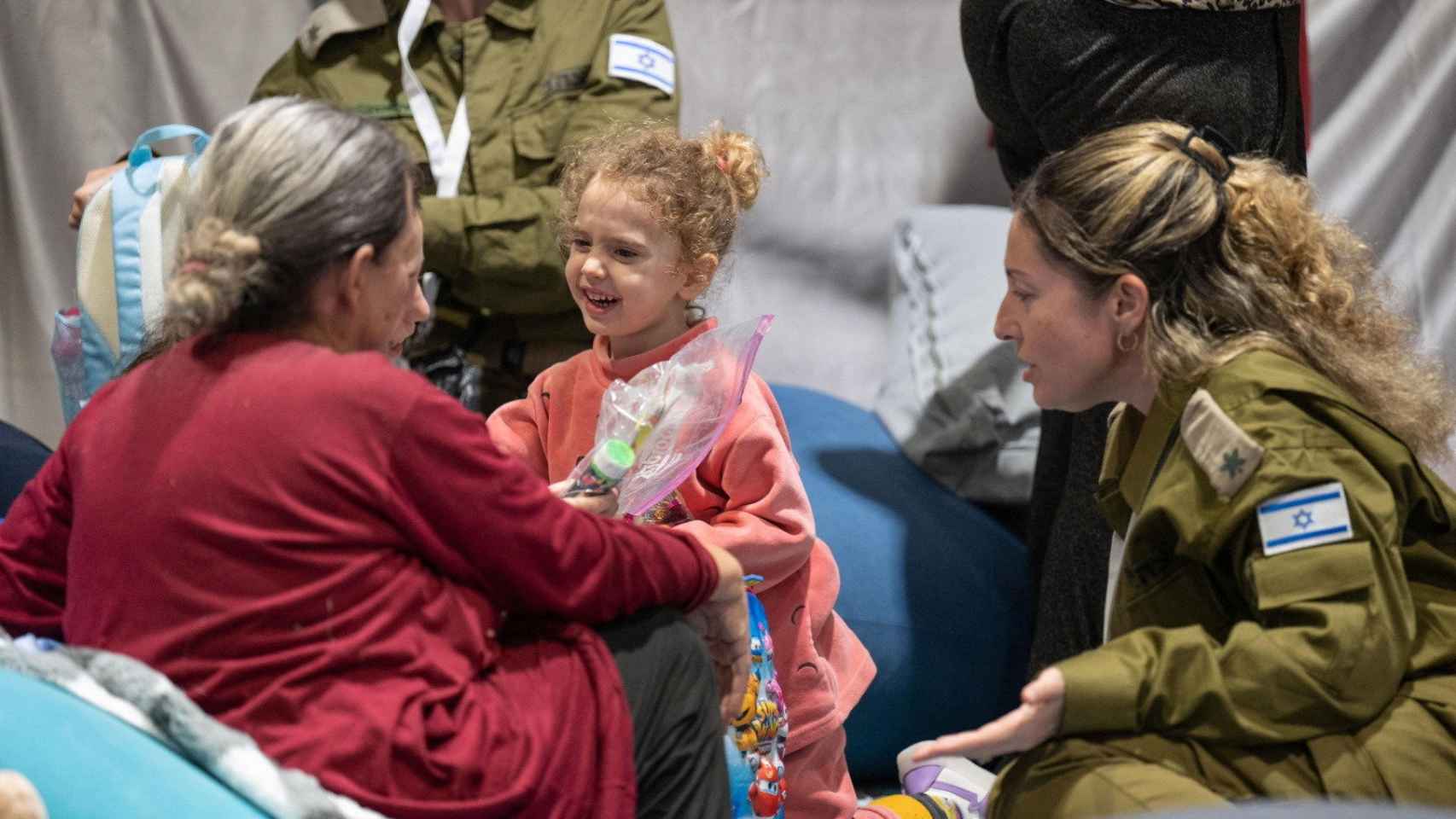 Yahel Shoham, de 3 años, y Sharon Avigdori, rehenes israelíes liberados.