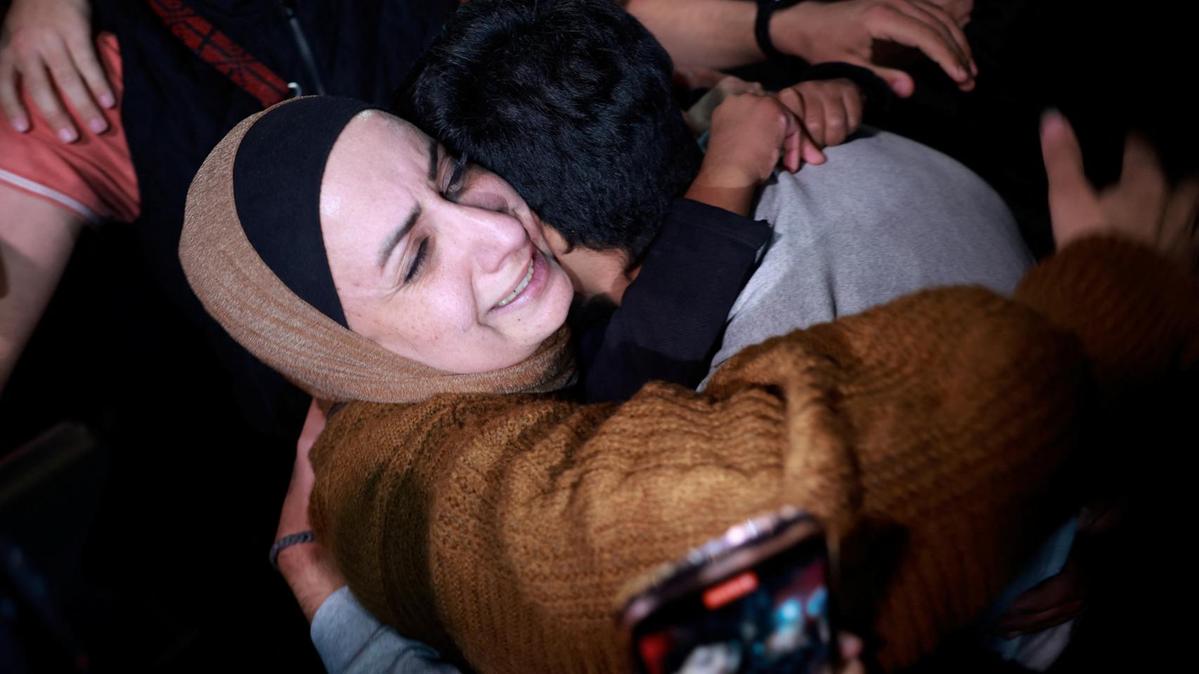 Una mujer abraza a uno de los presos palestinos liberados por Israel a su llegada a Ofer.