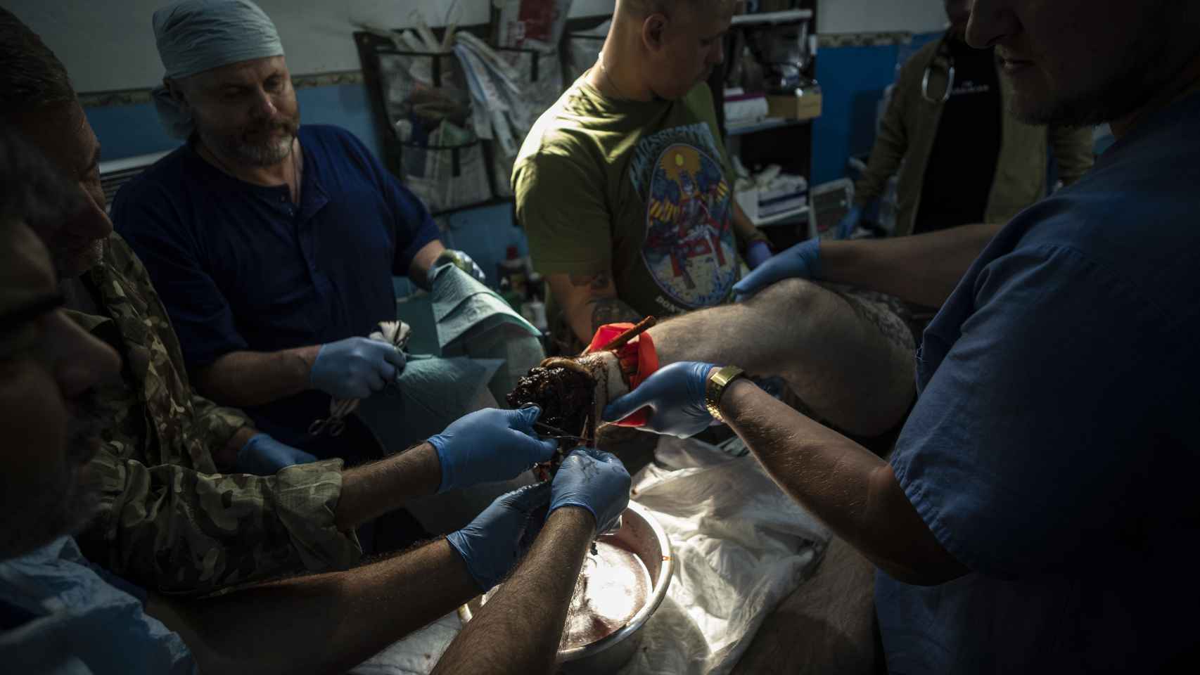 Médicos militares de combate atienden a un soldado ucraniano que ha pisado una mina en el frente