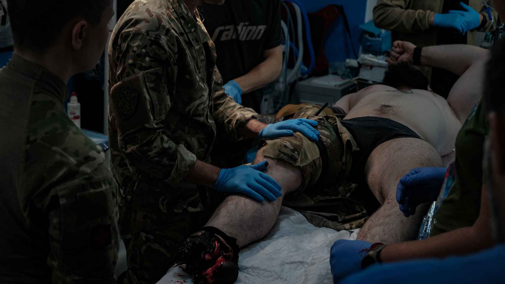 Un soldado ucraniano llega al punto médico de estabilización, tras haber pisado una mina antipersona en el frente de combate de Bakhmut