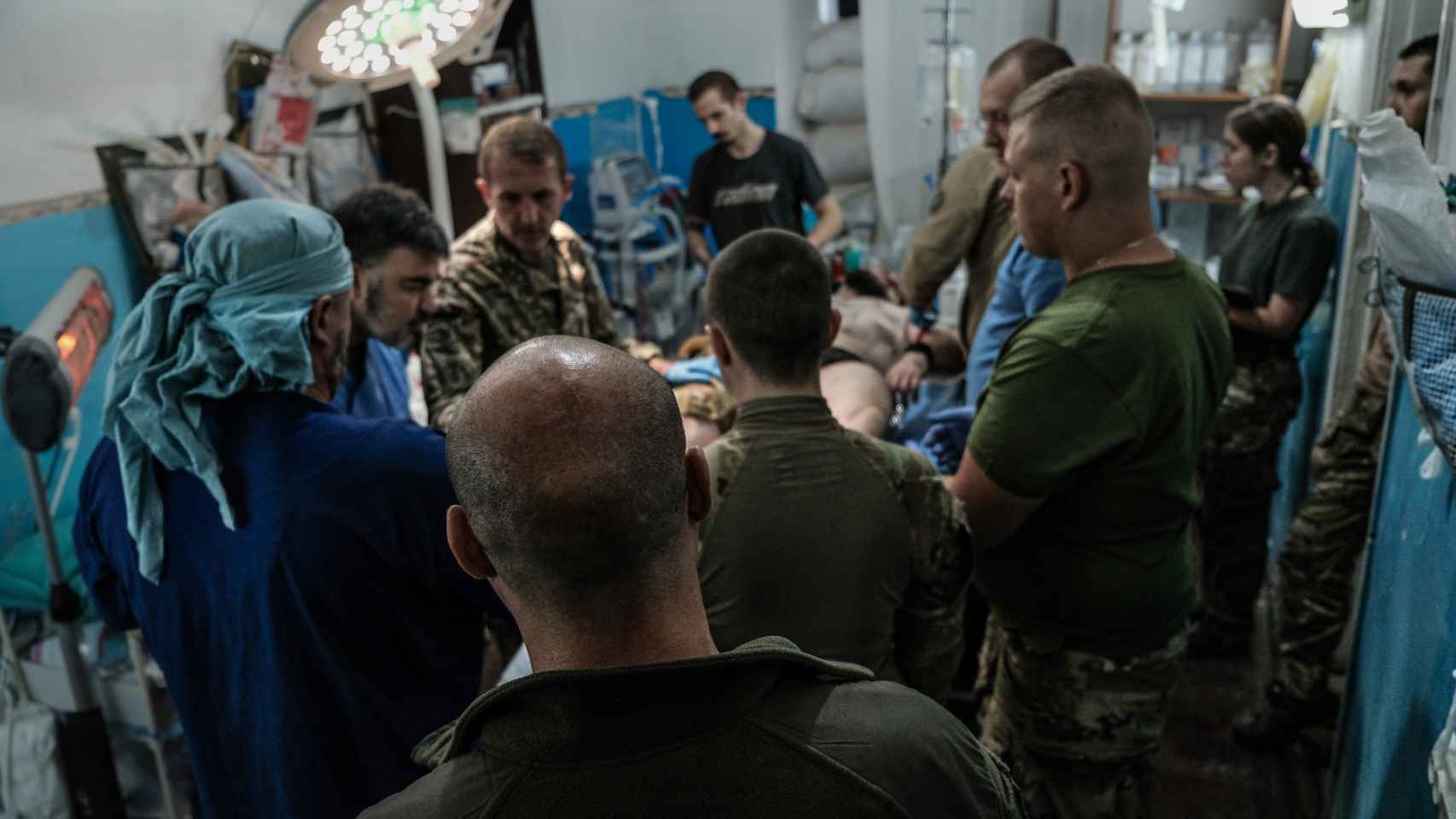 Muchos de los médicos ucranianos que trabajan en los hospitales de combate son voluntarios