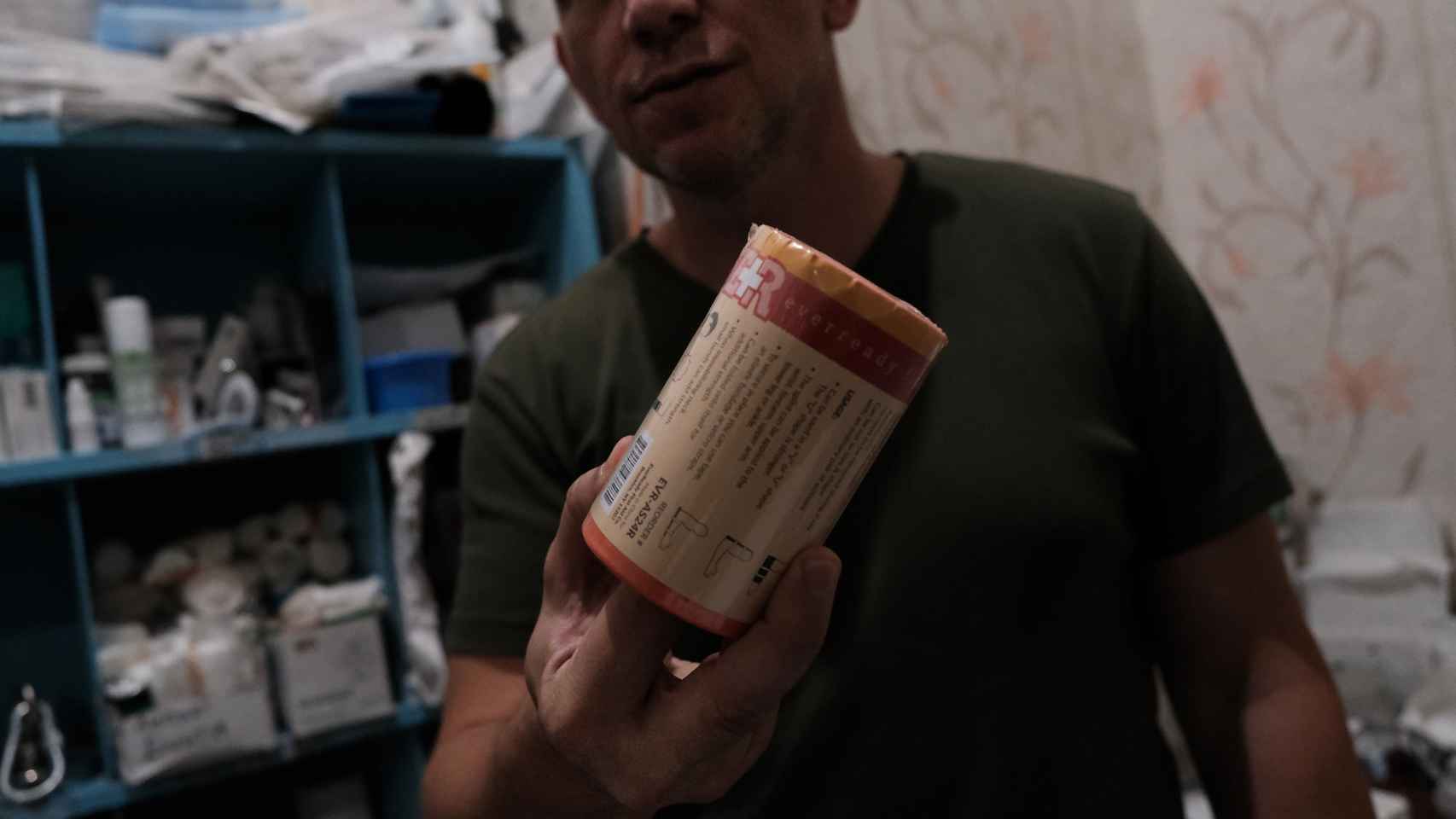 El doctor Dimitri Urakov muestra uno de los vendajes con los que los médicos militares ucranianos recomiendan sustituir el torniquete de los heridos para evitar amputaciones