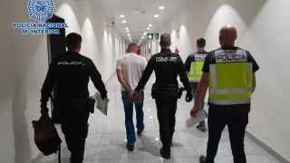 Detienen en el aeropuerto de Alicante a un estafador fugado de Hungría antes de volar a Londres
