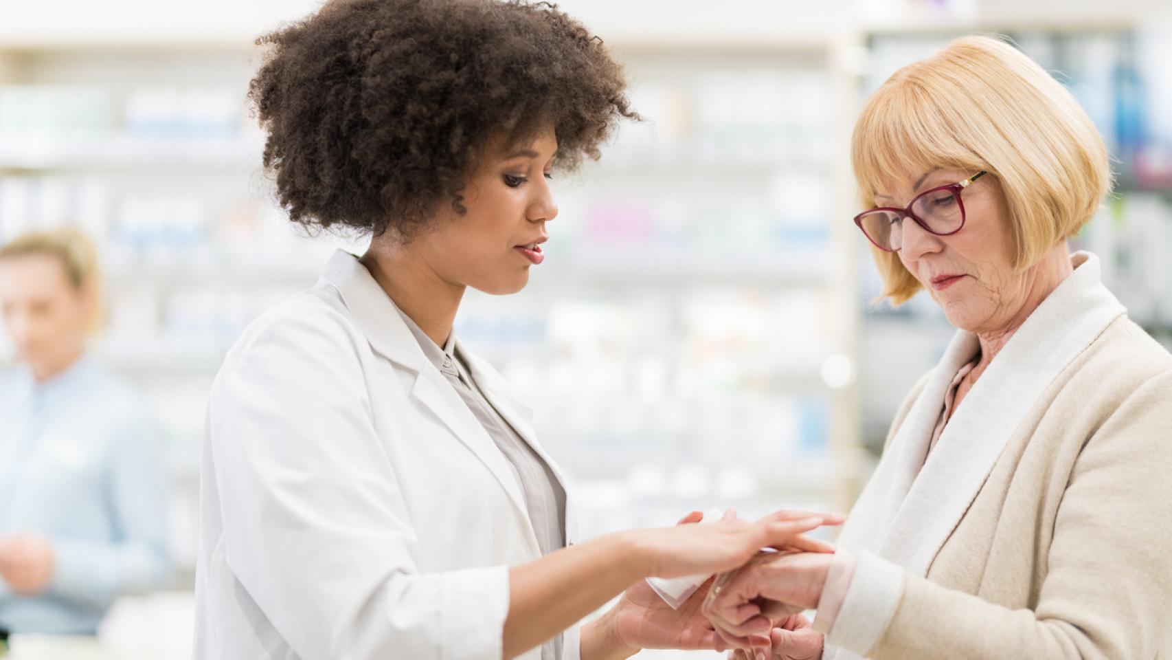 Imagen de archivo de una mujer consultando a una farmacéutica.