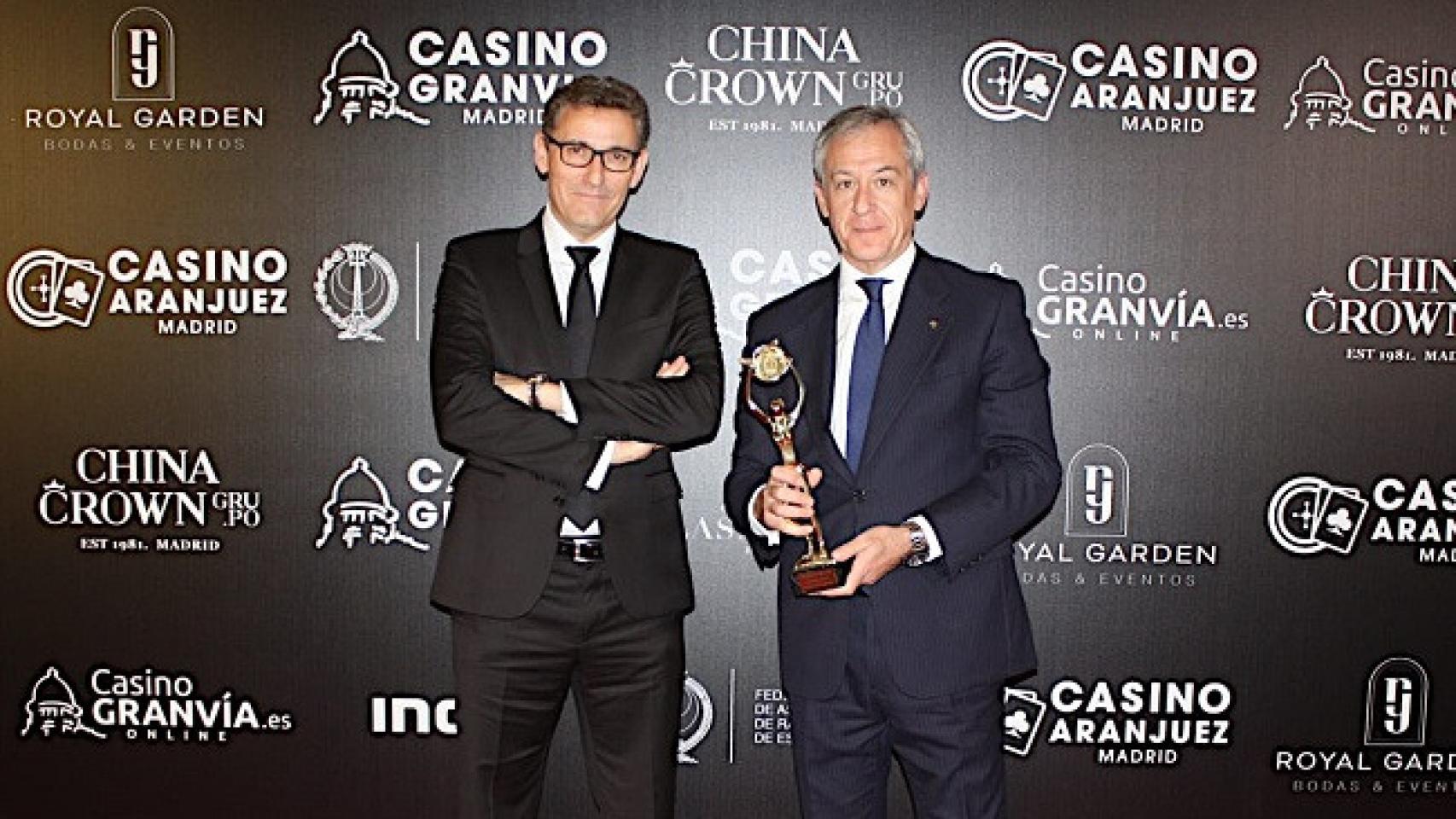 El presidente de Eurocaja Rural, Javier López Martín; y el director general de Eurocaja Rural, Víctor Manuel Martín López con el premio